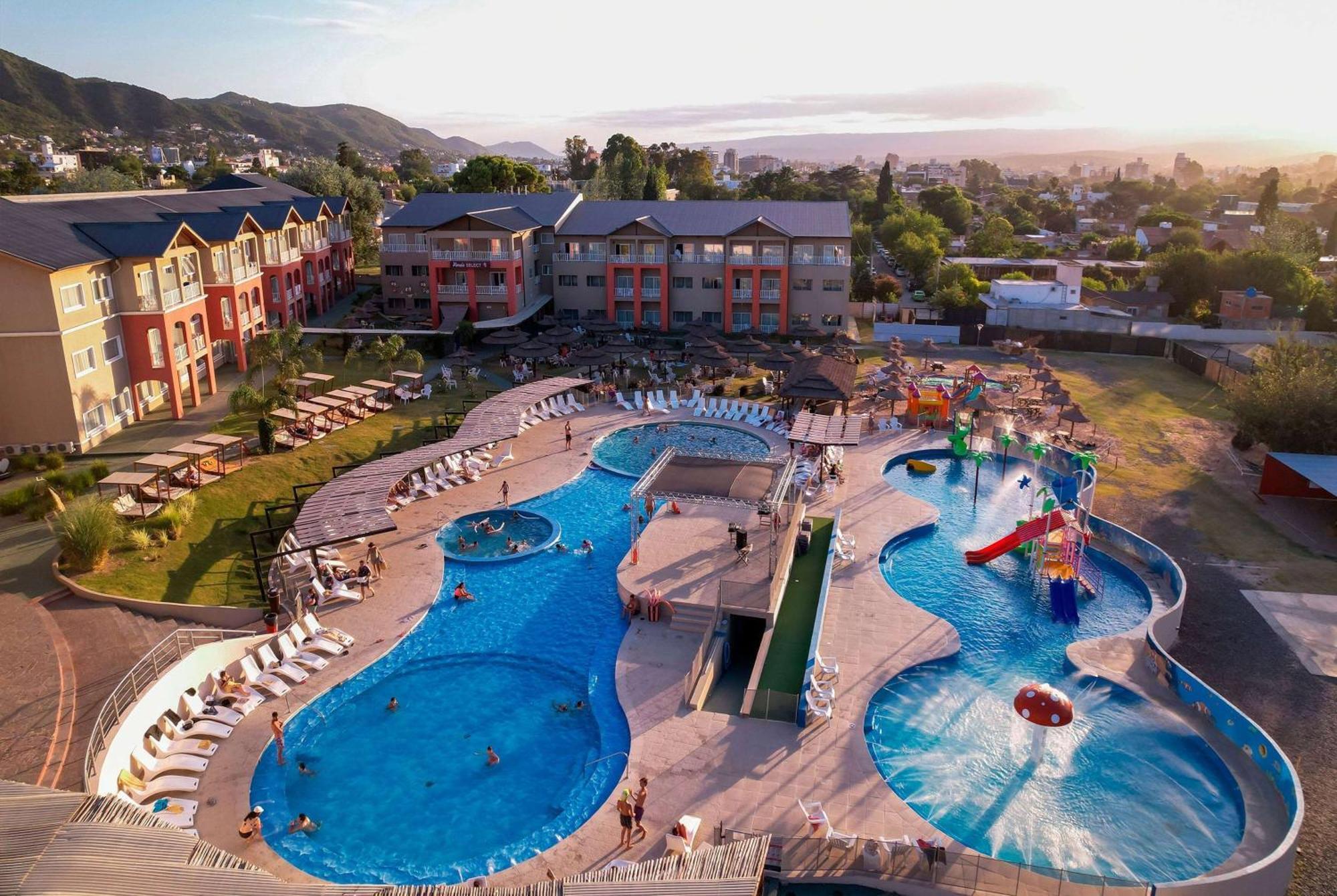 Howard Johnson Plaza Вилья-Карлос-Пас Экстерьер фото